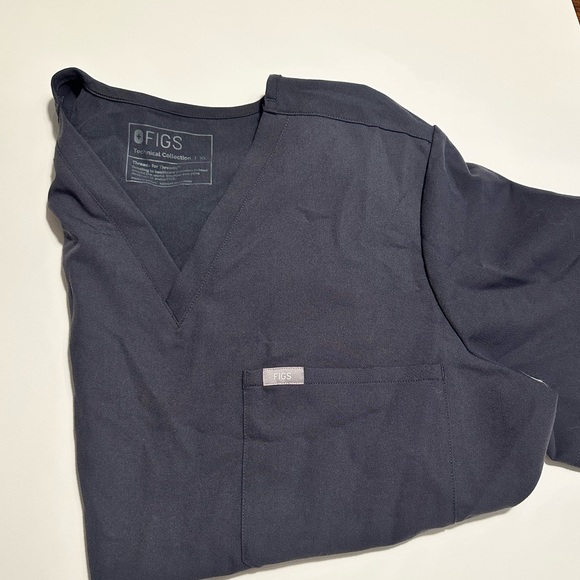 FIGS Women’s One-Pocket Scrub Top – Charcoal – Size XL - Picture 2 of 5